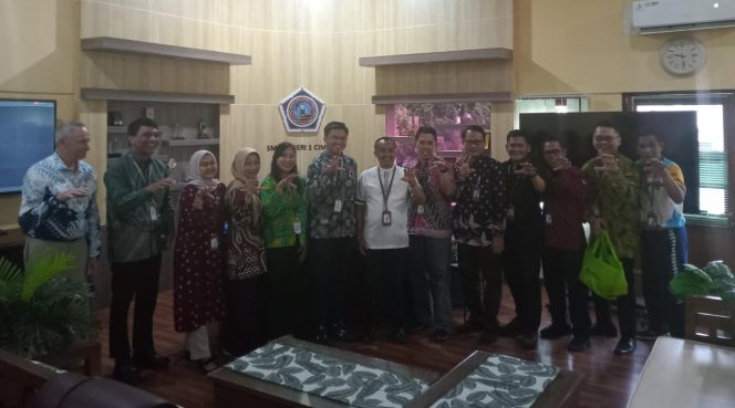 
					SMKN 1 Cimahi Terima Kunjungan Studi Banding SMK Suryacipta Karawang Guna Diskusi Program Pendidikan