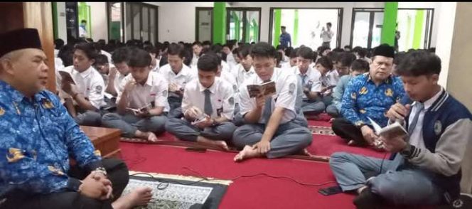 
					Kegiatan Sholat Dhuha dan Dzikir Al Ma’tsurat di MAN 1 Kota Bandung: Membangun Karakter Religius Siswa