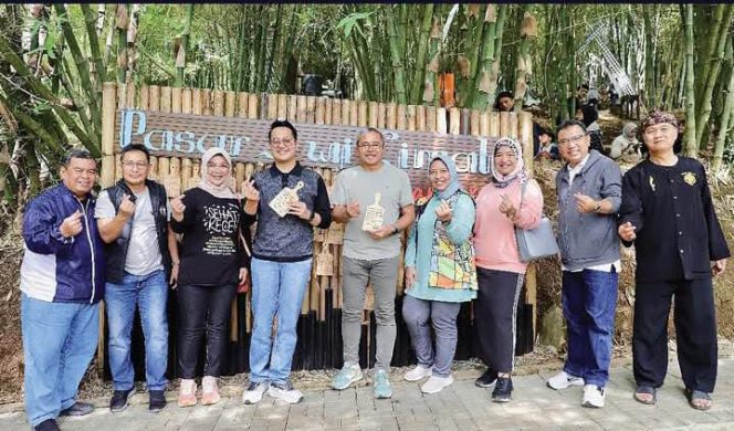 
					Pj. Wali Kota Cimahi Bersama Wakil Wali Kota Terpilih Kunjungi Pasar Awi Campernik Cimahi