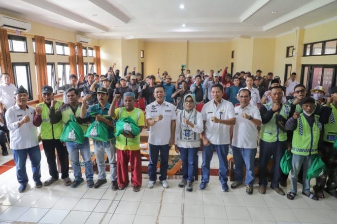 11 Ribu Ojek Pangkalan dan Petugas Kebersihan Gembira Dapat Paket Sembako dari Bupati Bandung