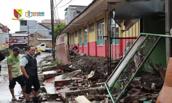 
					Kadisdik Kabupaten Bandung Tinjau Dampak Bencana Banjir di SDN Margaasih