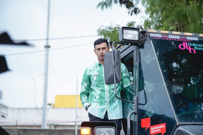 
					Wabup Ali Syakieb Naiki Bachoe Pimpin Opsih Gunungan Sampah di Pasar Cileunyi