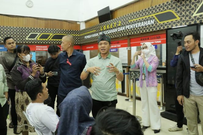 
					Sidak ke Kantor Samsat, Bupati Bandung Siapkan Tiga Lokasi Baru Pembayaran Pajak