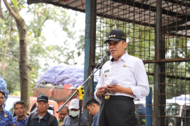 
					Wali Kota Cimahi Ngatiyana memimpin langsung Apel Siaga Pembersihan Sampah yang dilaksanakan serentak di tiga titik utama