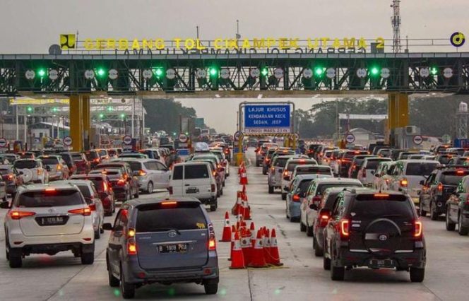 
					Arus Balik Lebaran 2025 Gerbang Tol Cikampek Utama Mulai Ramai