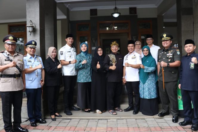 
					Ziarah ke Makam Mantan Bupati, Bupati Bandung Kenang Jasa Para Pendahulu di Hari Jadi Ke-384