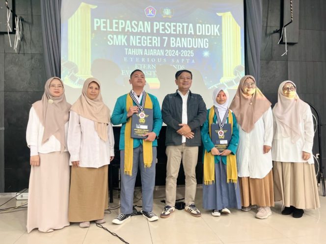 Pelepasan Siswa Kelas XII SMKN 7 Bandung 2025 Berlangsung Sederhana Penuh Haru