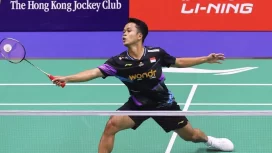 Tunggal putra Indonesia Anthony Sinisuka Ginting beraksi melawan wakil tuan rumah Jason Gunawan pada babak semifinal Hong Kong Open 2024 di Hong Kong Coliseum,