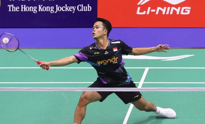 
					Tunggal putra Indonesia Anthony Sinisuka Ginting beraksi melawan wakil tuan rumah Jason Gunawan pada babak semifinal Hong Kong Open 2024 di Hong Kong Coliseum,
