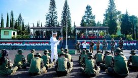 Gubernur Jawa Barat, Dedi Mulyadi saat mengunjungi para siswa yang mengikuti Pendidikan Karakter Gapura Panca Waluya di Dodik Bela Negara Rindam III Siliwangi Lembang
