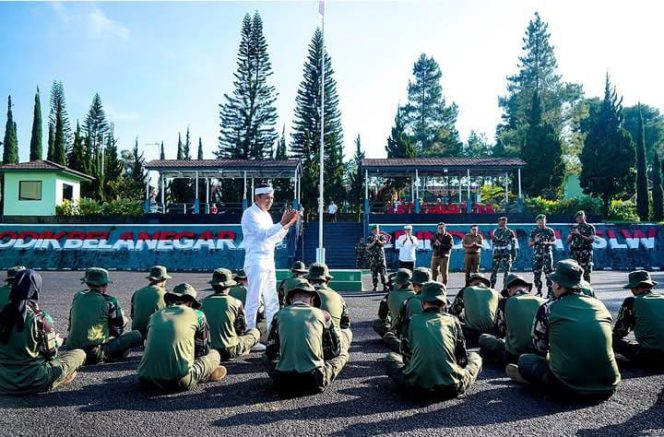 
					Gubernur Jawa Barat, Dedi Mulyadi saat mengunjungi para siswa yang mengikuti Pendidikan Karakter Gapura Panca Waluya di Dodik Bela Negara Rindam III Siliwangi Lembang