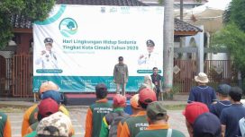 Wali Kota Cimahi Ngatiyana saat memimpin apel bersama menyampaikan pidato Menteri Lingkungan Hidup Hanif Faisol Nurofiq pada Peringatan Hari Lingkungan Hidup Sedunia Tahun 2025