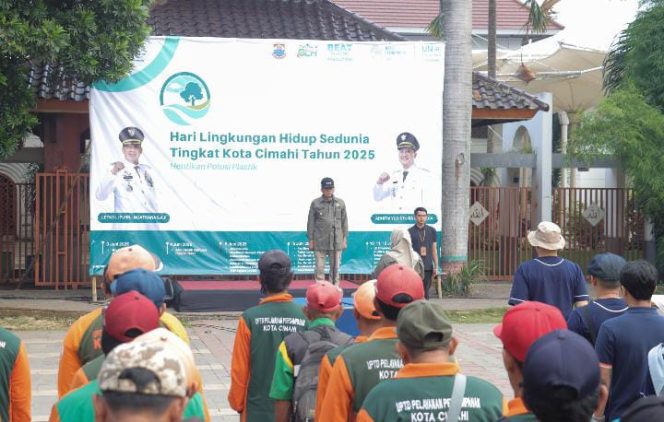 Wali Kota Cimahi Ngatiyana saat memimpin apel bersama menyampaikan pidato Menteri Lingkungan Hidup Hanif Faisol Nurofiq pada Peringatan Hari Lingkungan Hidup Sedunia Tahun 2025