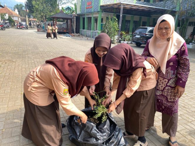 
					Langkah Kecil, Dampak Besar: Siswa MAN Kota Cimahi Antusias Pilah Sampah untuk Bumi yang Lebih Hijau