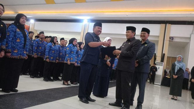 Amanah dan Berikan Pelayanan Terbaik Pesan Wali Kota di Penyerahan SK dan SPMT PPPK Tahap 1 Kota Cimahi