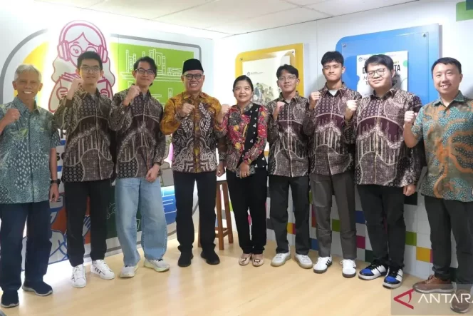 
					Pusat Prestasi Nasional (Puspresnas) Kemendikdasmen di Jakarta pada Kamis (24/7/2025) saat mengirimkan empat siswa terbaik untuk berkompetisi di ajang Olimpiade Informatika Internasional atau International Olympiad in Informatics (IOI). ANTARA/HO-Humas Kemendikdasmen