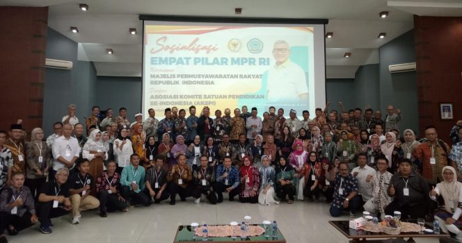 
					Asosiasi Komite Satuan Pendidikan Se-Indonesia (AKSPI) bersama MPR RI gelar sosialisasi Empat Pilar MPR RI yang dilaksanakan di Aula Ki Hadjar Dewantara Disdik Provinsi Jawa Barat jalan Dr. Rajiman No 6 Bandung, Rabu (02/07/2025).