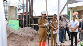 Wali Kota Cimahi Ngatiyana tegaskan komitmen Pemerintah Kota Cimahi dalam memastikan kualitas dan akuntabilitas proyek Pembangunan Rumah Singgah ini.