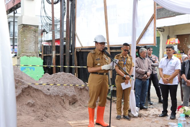 Wali Kota Cimahi Ngatiyana tegaskan komitmen Pemerintah Kota Cimahi dalam memastikan kualitas dan akuntabilitas proyek Pembangunan Rumah Singgah ini.