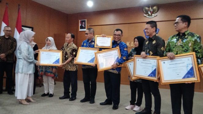 Raihan penghargaan strategis atas kinerja keuangan daerah yang dinilai sangat baik oleh Pemerintah Kota Cimahi.