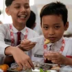 Siswa Sekolah Rakyat menikmati menu santap siang yang diperoleh dari Program Makan Bergizi Gratis (MBG) yang disediakan oleh Badan Gizi Nasional (BGN)/ANTARA