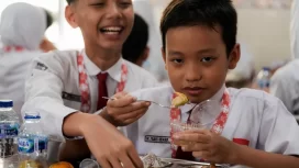 Siswa Sekolah Rakyat menikmati menu santap siang yang diperoleh dari Program Makan Bergizi Gratis (MBG) yang disediakan oleh Badan Gizi Nasional (BGN)/ANTARA