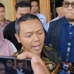 Wakil Menteri Pendidikan Dasar dan Menengah Fajar Riza Ul Haq memberikan keterangan pers saat kunjungan kerja di Kabupaten Garut, Jawa Barat, Rabu (16/7/2025)./ANTARA