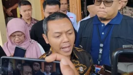 Wakil Menteri Pendidikan Dasar dan Menengah Fajar Riza Ul Haq memberikan keterangan pers saat kunjungan kerja di Kabupaten Garut, Jawa Barat, Rabu (16/7/2025)./ANTARA