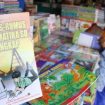 Ilustrasi - Siswa sedang mencari buku pelajaran di toko buku