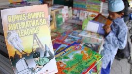 Ilustrasi - Siswa sedang mencari buku pelajaran di toko buku