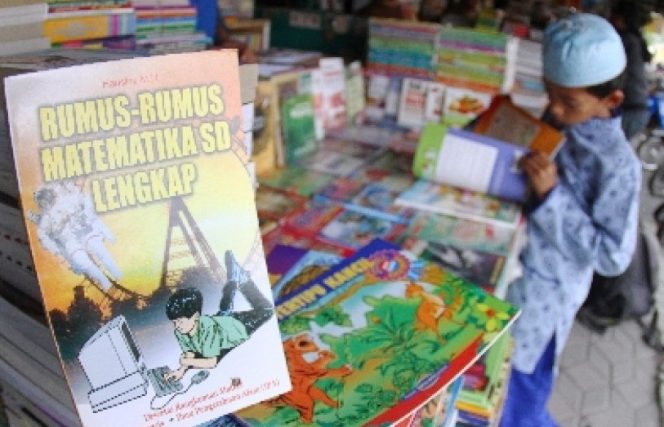 
					Ilustrasi - Siswa sedang mencari buku pelajaran di toko buku