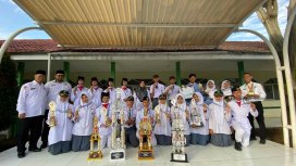 Para iswa-siswi Madrasah Aliyah Negeri (MAN) Kota Cimahi yang meraih prestasi dalam berbagai ajang perlombaan di tingkat daerah dan provinsi.
