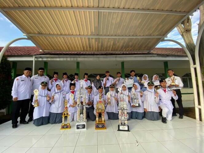 
					Para iswa-siswi Madrasah Aliyah Negeri (MAN) Kota Cimahi yang meraih prestasi dalam berbagai ajang perlombaan di tingkat daerah dan provinsi.