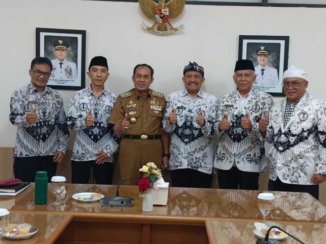 
					Silaturahmi Pengurus PGRI Kota Cimahi Bersama Wali Kota Cimahi.