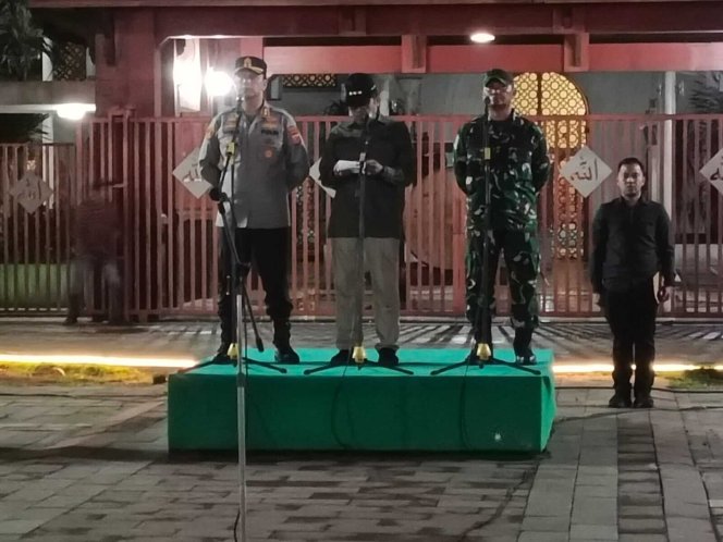 Wali Kota Cimahi Ngatiyana saat pidato apel Siaga Penerapan Jam Malam sekaligus pelepasan Satgas Pemberantasan Premanisme di Lapangan Kantor Pemkot Cimahi.