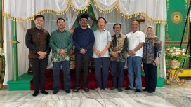 Sultan Todore, Sultan Husain Alting Sjah (Tengah memakai kopiah)