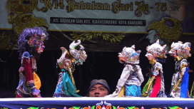 Pagelaran wayang golek Putera Munggul Pawenang Bandung dengan Ki dalang Dandan Dede Amung Sutarya Dalam rangka memperingati hari jadi yang ke-75 RW 14 Babakan Sari, Minggu. 7/9/2025