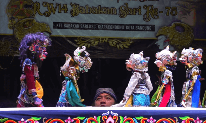 
					Pagelaran wayang golek Putera Munggul Pawenang Bandung dengan Ki dalang Dandan Dede Amung Sutarya Dalam rangka memperingati hari jadi yang ke-75 RW 14 Babakan Sari, Minggu. 7/9/2025