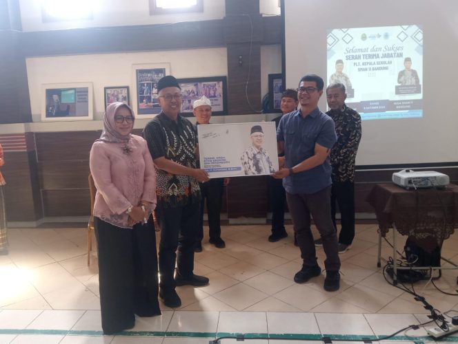 
					Serah Terima Jabatan Plt Kepala SMAN 11 Bandung