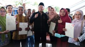 Menteri Agraria dan Tata Ruang/Kepala Badan Pertanahan Nasional (ATR/BPN), Nusron Wahid (Tengah peci hitam)