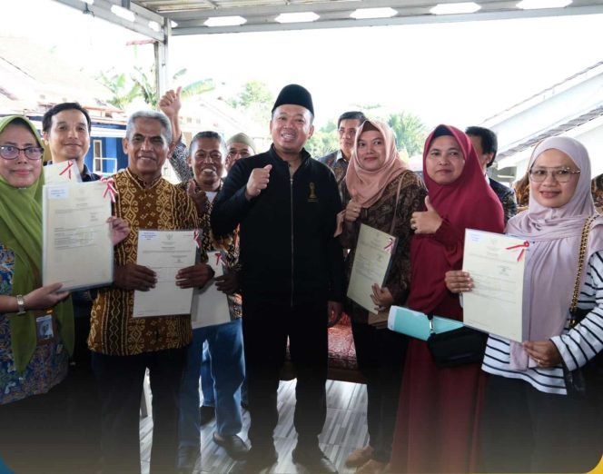 Menteri Agraria dan Tata Ruang/Kepala Badan Pertanahan Nasional (ATR/BPN), Nusron Wahid (Tengah peci hitam)