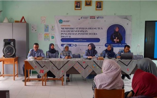 Parenting SMPN 3 Katapang Guna Memperkuat Peranan Orang Tua dalam Pengasuhan di Era Digital