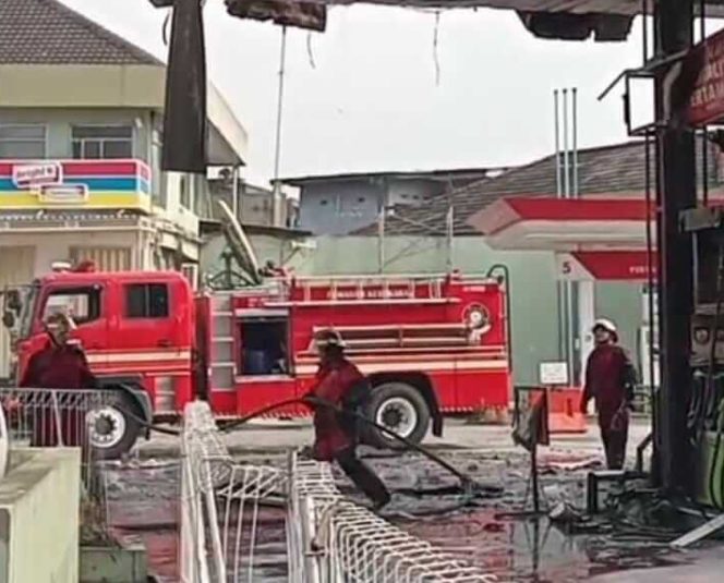 
					Kebakaran di salah satu pom bensin yang berlokasi di Kelurahan Utama, RW 05, Kecamatan Cimahi Selatan.