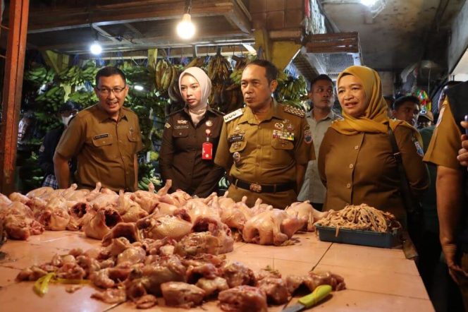 
Wali Kota Cimahi Tinjau Harga Pasar Jelang Natal dan Tahun Baru