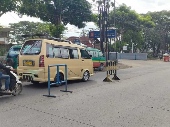 Pembatas Jalan Ilegal di Jalan Mohammad Toha, Pengendara Jadi Korban Kelalaian Pengawasan