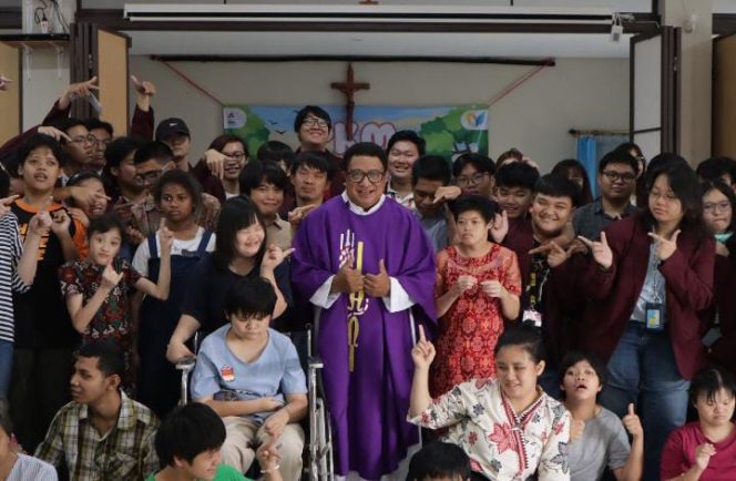 Keluarga Mahasiswa Katolik (KMK) BINUS Bandung Gelar Kegiatan Pengabdian Kepada Masyarakat