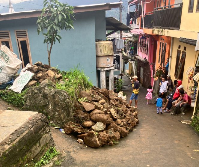 Tanah Longsor Timbun Bagian Rumah Warga di Desa Citeko, Bogor