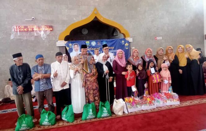 Silaturahmi Penuh Uluran Kasih Ramadhan Ketua TP. PKK Kota Bandung di Mesjid Besar Kecamatan Bandung Kulon