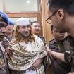 Arsip foto - Polisi menggiring Bahar bin Smith saat menghadiri persidangan di Pengadilan Negeri Bandung, Jawa Barat/ANTARA FOTO