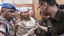 Arsip foto - Polisi menggiring Bahar bin Smith saat menghadiri persidangan di Pengadilan Negeri Bandung, Jawa Barat/ANTARA FOTO